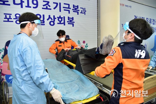 25일 진주시 초전동 종합실내육관 예방접종센터에서 열린 코로나19 백신 예방접종 모의훈련에서 소방대원이 응급처치를 하고 있다. (제공: 진주시) ⓒ천지일보 2021.3.25