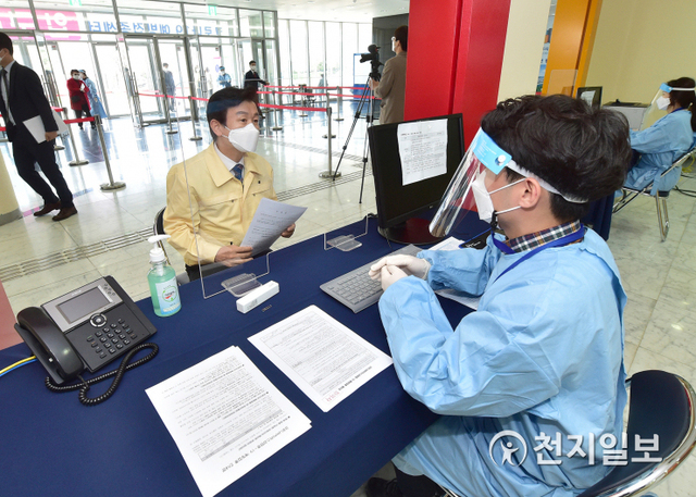 [천지일보 진주=최혜인 기자] 조규일 진주시장이 25일 오전 초전동 종합실내육관에 마련된 예방접종센터에서 열린 코로나19 백신 예방접종 모의훈련에 참가하고 있다.초저온 냉동백신 대상자는 내달 1일부터 75세 이상 2925명의 1차 접종을 시작으로 모두 3420㎡ 면적에 새로 마련된 이곳 접종센터에서 접종을 받게 된다.화이자 백신은 영하 78∼75도의 초저온 환경에서 운송·보관해야 하기에 냉동고, 자가발전시설, 무정전 전원장치(UPS)가 갖춰진 시설에서만 접종할 수 있다.이날 모의훈련에는 조 시장을 비롯한 30개 읍면동 주민 30명이 접종 준비 시연 단계부터 접종, 이상반응 대응훈련 등 모든 훈련과정에 참가했다.또 경찰 5명, 소방 6명, 군인 9명, 의사 5명, 간호사 12명, 행정지원 28명, 가상접종에 30명이 참여한 가운데 하루 최대 600명의 접종이 가능한 실상황처럼 진행됐다. ⓒ천지일보 2021.3.25