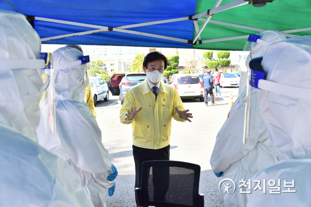 조규일 진주시장이 25일 도동지역 선별진료소를 찾아 코로나 확산방지를 위해 안간힘을 쓰고 있는 관계자들을 격려하고 있다. (제공: 진주시) ⓒ천지일보 2021.3.25