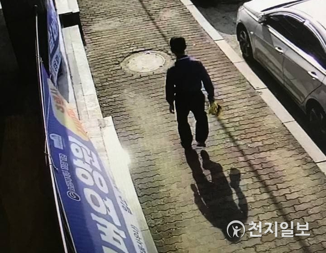 임채호씨가 요양원에서 나가 마지막으로 CCTV에 찍힌 모습. (제공: 독자 임은경씨) ⓒ천지일보 2021.3.26
