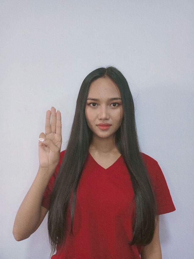 [서울=뉴시스] 미스 그랜드 인터내셔널에 미얀마 대표로 출전한 한 레이. 사진은 아웅산 수지 미얀마 국가고문이 이끄는 민주주의민족동맹(NLD) 상징색인 빨간색 옷을 입고반군부 저항의 상징으로 떠오른 세 손가락 경례를 하고 있다.(사진 = 한 레이 페이스북 갈무리) 2021.03.26