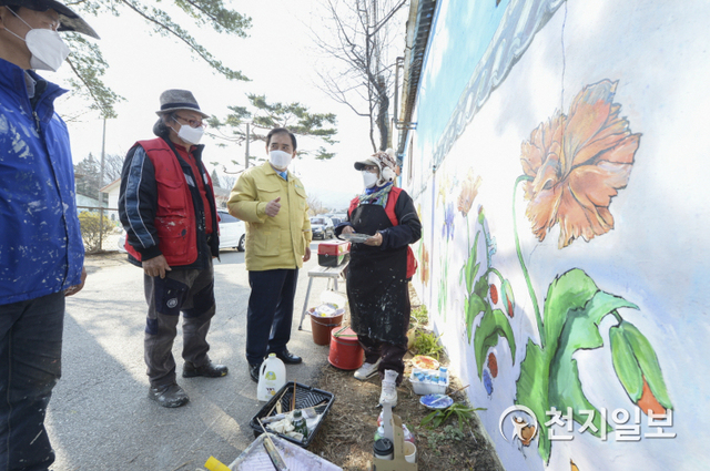박윤국 포천시장이 마을의 공공미술 프로젝트인 마을 벽화 사업 현장을 방문해 발언하고 있다. (제공: 포천시) ⓒ천지일보 2021.3.26