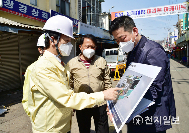 조규일 진주시장(왼쪽)이 26일 중앙·논개시장 아케이드 설치사업 현장을 찾아 사업 추진상황을 점검하고 있다. (제공: 진주시) ⓒ천지일보 2021.3.26