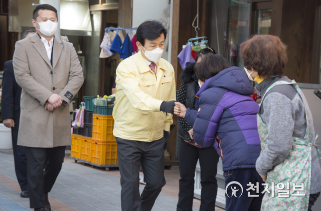 [천지일보 진주=최혜인 기자] 지난 4일 조규일 진주시장이 논개시장공영주차장 인근에 새롭게 조성한 ‘누들로드’(면 특화거리)을 방문해 사업 추진현황을 점검하고 있다.이날 조규일 시장은 개업한 8명의 상인들을 격려하며 “낙후된 시장의 이미지를 벗고 새 단장한 누들로드가 향후 전통시장의 새로운 바람이 돼 많은 시민과 관광객이 찾는 맛집·맛길이 될 것으로 기대한다”고 전했다.시는 지난해부터 특화거리 조성사업에 착수해 노후된 벽면과 어지러운 천막, 석면지붕 등으로 어두운 분위기의 고용센터 뒤편을 복고풍 시장거리로 탈바꿈시켰다. ⓒ천지일보 2021.2.5