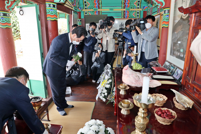 안중근 의사 순국 111주기 추모제가 26일 장흥군 해동사에서 열린 가운데 김영록 도지사가 참배하고 있다. (제공: 장흥군) ⓒ천지일보 2021.3.26