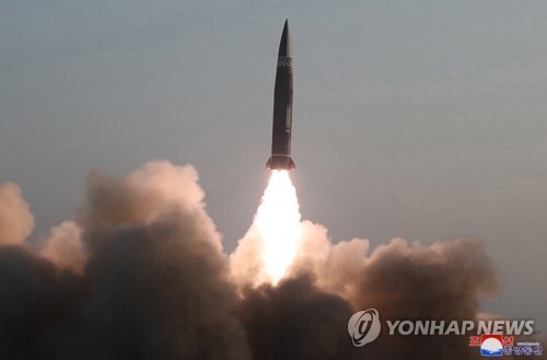 북한이 25일 새로 개발한 신형전술유도탄 시험발사를 진행했다며 탄도미사일 발사를 공식 확인했다. 이번 신형전술유도탄은 탄두 중량을 2.5t으로 개량한 무기체계이며, 2기 시험발사가 성공적으로 이뤄졌다고 자평했다고 조선중앙통신이 26일 보도했다. 2021.3.26 (출처: 연합뉴스)