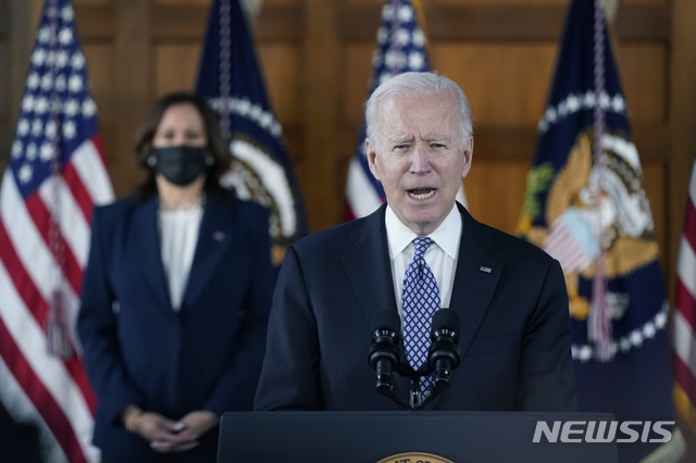 [애틀랜타=AP/뉴시스] 조 바이든 미국 대통령(앞)이 19일(현지시간) 조지아 애틀랜타 에머리대에서 최근 총격 사건을 계기로 아시아계 미국인 지도자들을 만난 뒤 증오 중단을 호소하고 있다. 2021.03.20.
