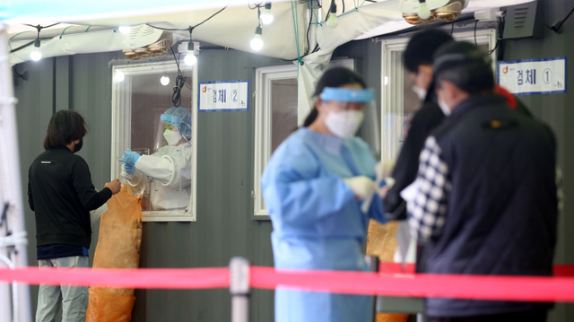 [천지일보=남승우 기자] 신종 코로나바이러스 감염증(코로나19) 신규 확진자가 505명으로 집계된 27일 오전 서울역 임시 선별진료소에서 시민들이 검사를 받고 있다. 신규 확진자 수가 500명대를 넘어선 것은 지난달 19일 이후 36일만이다.