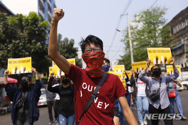 26일 미얀마 양곤에서 반 쿠데타 시위대가 구호를 외치며 행진하고 있다. 미얀마 시위대는 상점 문을 닫고 집 안에 머물며 '침묵시위'를 벌인 지 하루 만인 25일부터 다시 거리로 나왔다. (출처: AP/뉴시스)