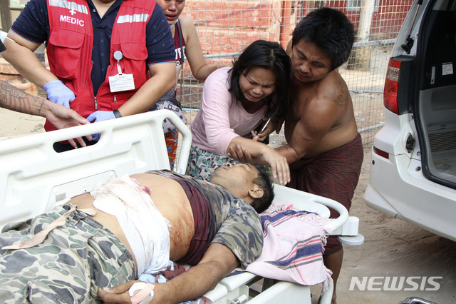 27일 미얀마 양곤 한 병원 밖에서 한 여성이 쿠데타 반대 시위 중 숨진 남성의 시신을 보며 울고 있다. 이날 미얀마 전역에서 벌어진 시위 도중 최소 114명이 숨졌다고 현지 매체 미얀마나우는 밝혔다. (출처: 뉴시스)