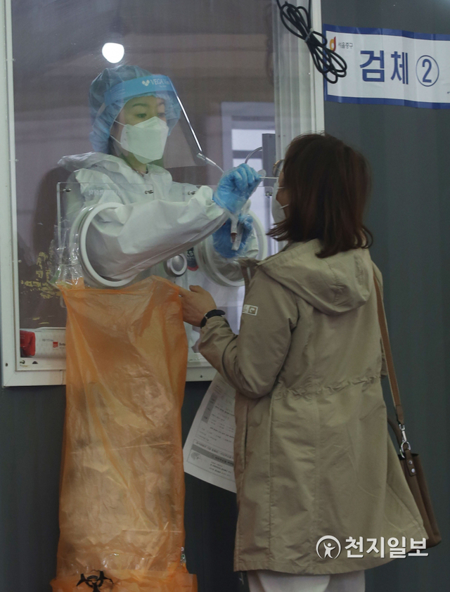 [천지일보=남승우 기자] 신종 코로나바이러스 감염증(코로나19) 신규 확진자가 505명으로 집계된 27일 오전 서울역 임시 선별진료소에서 시민들이 검사를 받고 있다. 신규 확진자 수가 500명대를 넘어선 것은 지난달 19일 이후 36일만이다. ⓒ천지일보 2021.3.27
