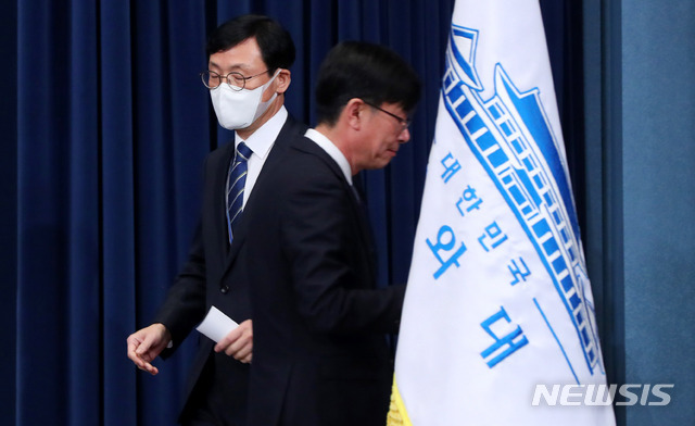 이호승 신임 청와대 정책실장이 29일 오전 청와대 춘추관 브리핑룸에서 인사말을 하기 위해 김상조 전 정책실장과 자리를 바꾸고 있다. (출처: 뉴시스)