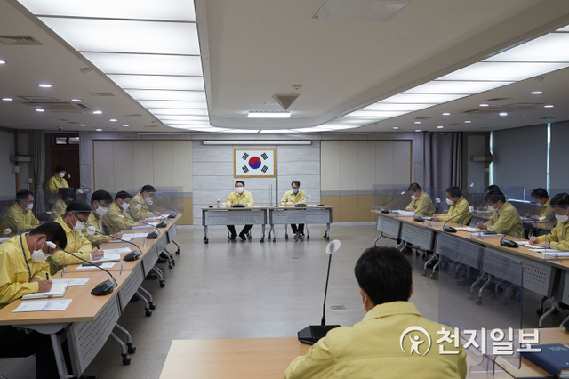 오세현 아산시장이 29일 코로나19 대응 및 4월 확대간부회의를 주재하고 있다. (제공: 아산시) ⓒ천지일보 2021.3.29