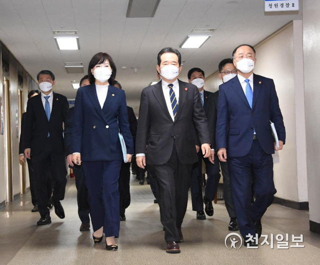 정세균 국무총리(가운데)가 29일 반부패정책협의회 결과 브리핑을 위해 홍남기 부총리 겸 기획재정부 장관(오른쪽) 등 장관들과 함께 정부서울청사 브리핑실로 이동하고 있다. (제공: 기획재정부) ⓒ천지일보 2021.3.29