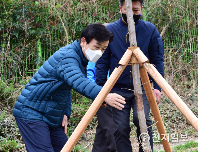 [천지일보 진주=최혜인 기자] 조규일 진주시장이 봄철을 맞아 지난 27일 ‘비봉산 제모습찾기 사업’으로 조성된 비봉공원을 찾아 유지관리 현황을 점검하고 있다.이날 조규일 시장은 “비봉산은 역사와 문화가 살아 숨 쉬는 진주의 정신적 고향이자 주산”이라며 “시민들의 열망과 기대에 부응해 제 모습을 되찾고 있는 만큼 시민들의 건강과 휴양, 자연학습이 이뤄지는 산림공원으로 자리 잡도록 관리에 최선을 다할 것”이라고 말했다.비봉공원은 무분별한 경작으로 인해 산림의 원형을 잃어버린 채 방치되다시피 한 곳이었으나 제모습찾기 사업을 통해 꽃 피는 나무와 상록수를 심어 시민공원으로 새롭게 조성됐다.시는 비봉·선학공원 관리를 위해 6억원의 예산을 확보했으며, 앞으로 풀베기, 비료주기, 가지치기, 관수작업, 덩굴제거, 지주목 정비 등 유지관리사업을 추진할 계획이다. ⓒ천지일보 2021.3.29