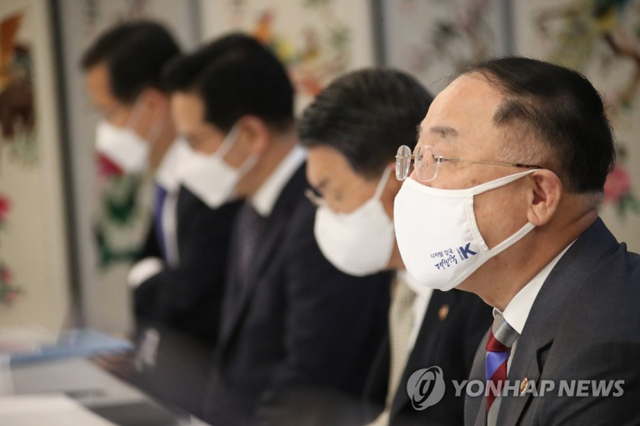 홍남기 경제부총리 겸 기획재정부 장관이 26일 정부서울청사에서 열린 제18차 부동산시장 점검 관계장관회의를 주재하며 발언하고 있다. (출처: 연합뉴스)