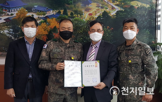 [천지일보 홍천=김성규 기자] 강원도 홍천군 동면과 육군 제6138부대가 26일 상호발전과 우호증진을 위해 자매결연 협약을 체결했다.자매결연은 국가적 재난으로 인한 주민피해를 최소화하고 각종 군부대활동에서 주민과의 갈등을 예방하고자 추진됐다.김제열 홍천군 동면장은 “제6138부대와의 협력은 풍수해 등과 같은 재난상황 대처에 효과적일 것으로 기대한다”며 “앞으로도 우리지역의 사회안전망을 강화해나갈 것이다”고 말했다.(제공: 홍천군)ⓒ천지일보 2021.3.29