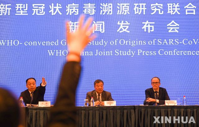 지난 2월 9일 세계보건기구(WHO)와 중국 코로나19 기원 공동조사팀이 우한의 기자회견장에서 질문을 받고 있다. (출처: 뉴시스)