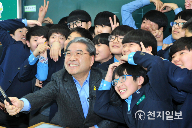 이재정 교육감이 이천중학교 학생들과 기념 사진을 찍고 있다. (제공: 경기도교육청) ⓒ천지일보 2021.3.30