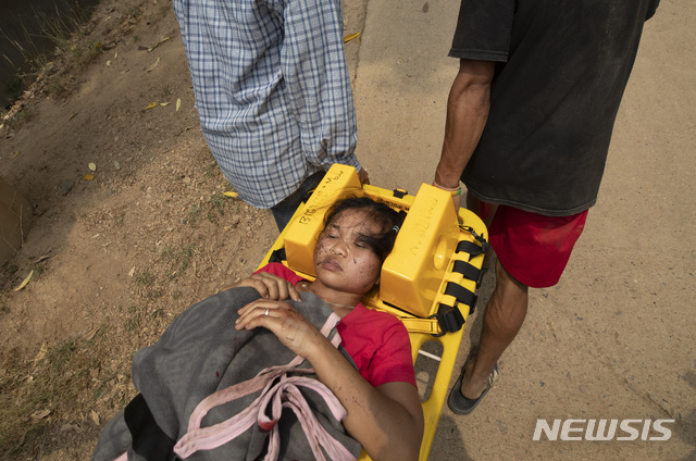 [매삼랩(태국)=AP/뉴시스] 30일(현지시간) 태국 매홍손주에 있는 반매삼랩 의료센터에서 살라윈 강을 배로 건너 태국으로 탈출한 미얀마의 한 카렌족 부상 여성이 들것에 실려 이송되고 있다. 카렌민족연합(KNU)은 미얀마 군부 공습으로 태국으로 탈출했던 카렌족 주민 2천여 명이 태국 당국으로부터 미얀마로 강제 송환돼 숲속에 숨어 있다고 전했다. 2021.03.30.