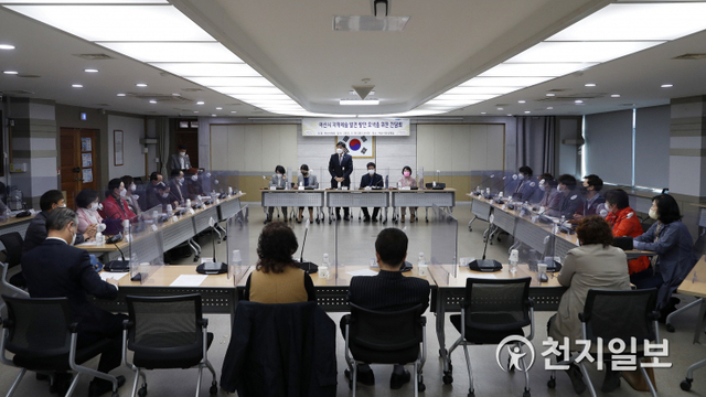 황재만 아산시의회 의장이 30일 코로나19 장기화로 어려움을 겪고 있는 관내 예술단체 관계자들과의 간담회를 주재하고 있다. (제공: 아산시의회) ⓒ천지일보 2021.3.31