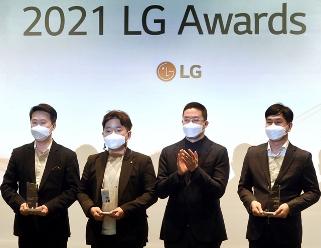 지난 30일 오후 서울 마곡 LG사이언스파크에서 개최한 ‘LG 어워즈’에서 구광모 LG 대표(오른쪽에서 두 번째)가 일등LG상 수상자들과 기념 촬영을 하고 있다. (제공: LG그룹)