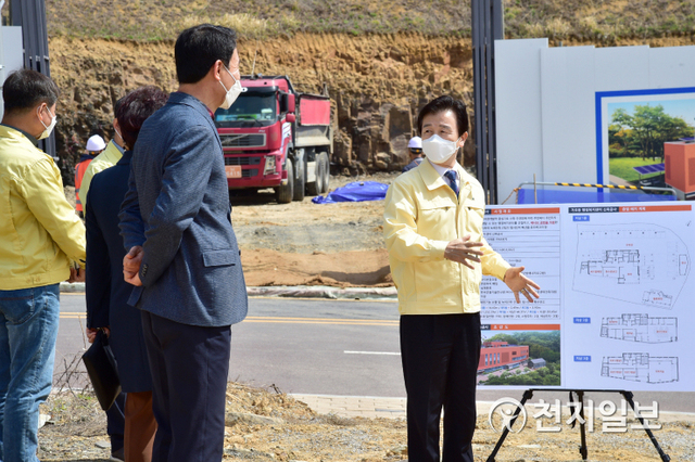 조규일 진주시장(오른쪽)이 31일 가호동 행정복지센터 신축공사 현장을 찾아 사업현황을 점검하고 있다. (제공: 진주시) ⓒ천지일보 2021.3.31