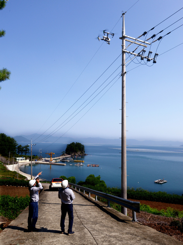 한국전력 직원들이 드론을 활용해 전력설비를 점검하는 모습. (제공: 한국전력) ⓒ천지일보 2021.3.31