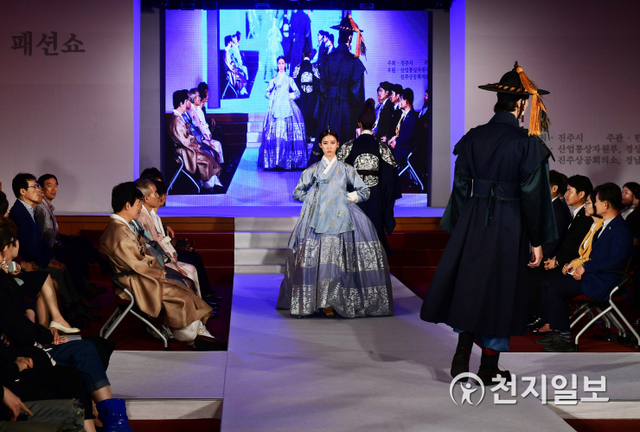지난해 진주시청에서 열린 진주실크 패션쇼 모습. (제공: 진주시) ⓒ천지일보 2020.6.16