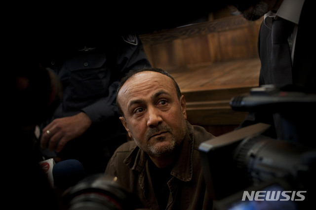 [예루살렘= AP/뉴시스] 2012년 1월 25일 이스라엘의 감옥에 수감된채  예루살렘의 법정에 출두했을 때의 마르안 바르구티. 