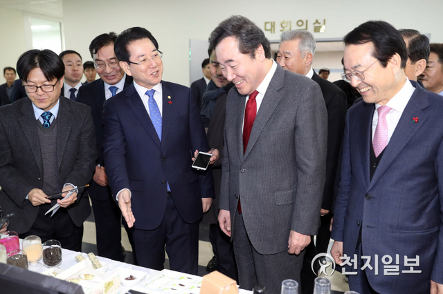 지난 2019년 수산식품수출단지를 방문한 이낙연 당시 총리와 김영록 도지사. (제공: 전남도청) ⓒ천지일보 2021.4.1