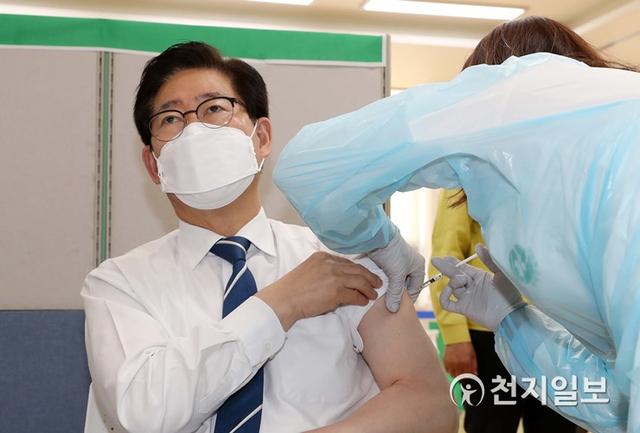양승조 충남도지사가 1일 홍성군보건소에서 코로나19 예방 백신 접종을 받고 있다. (제공: 충남도) ⓒ천지일보 2021.4.1
