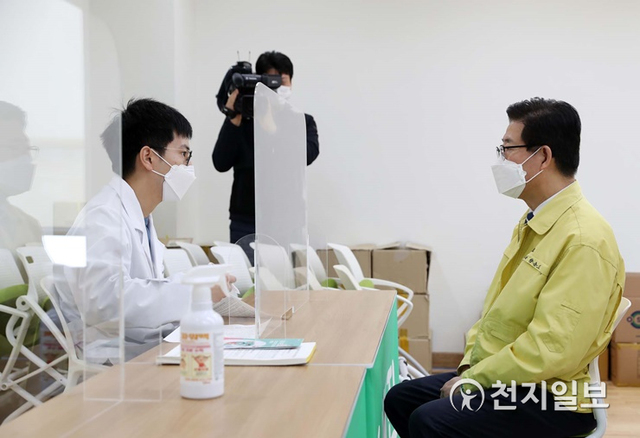 양승조 충남도지사가 1일 홍성군보건소에서 코로나19 예방 백신 접종을 받고 있다. (제공: 충남도) ⓒ천지일보 2021.4.1