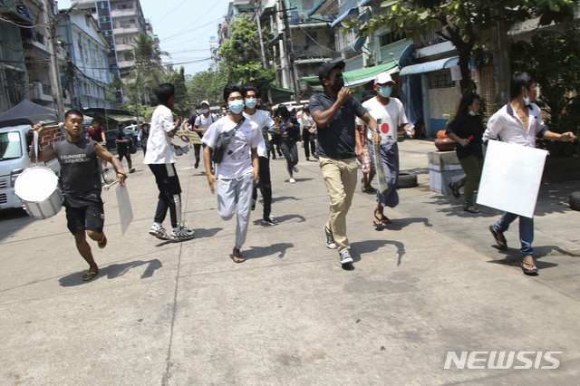[양곤=AP/뉴시스]미얀마 반 쿠데타 시위대가 31일(현지시간) 미얀마 양곤에서 시위 도중 진압에 나선 미얀마군 병력을 피해 달아나고 있다.