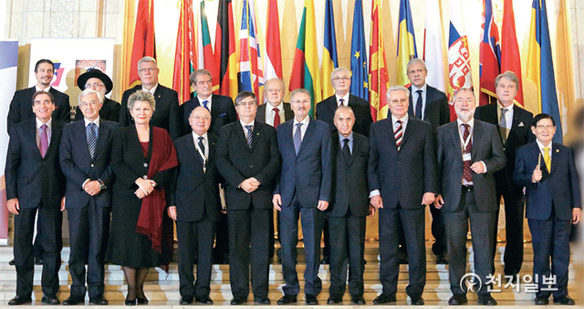 2014년 11월 20일 루마니아 의회 궁에서 동유럽 반공혁명 25주년 국제회의가 진행된 가운데 동유럽 수반들과 특별귀빈으로 초청된 이만희 대표(앞줄 오른쪽)가 기념사진을 촬영하고 있다. (제공:HWPL) ⓒ천지일보 2021.4.2