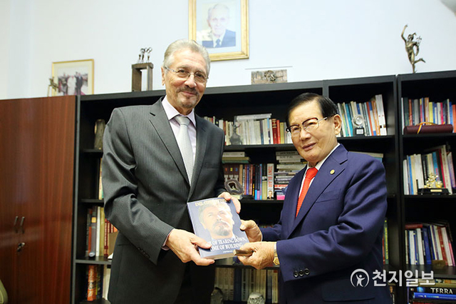 2013년 10월 15일 루마니아 부쿠레슈티 민주당 사무소에서 이 대표와 에밀 콘스탄티네스쿠 전 대통령이 첫 만남을 가졌다. 에밀 전 대통령이 이 대표에게 자신의 책을 선물하고 있다. (제공:HWPL) ⓒ천지일보 2021.4.2