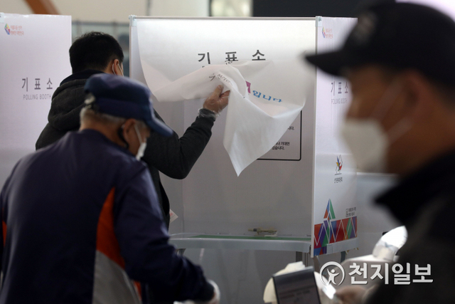 [천지일보=남승우 기자] 4.7 재·보궐선거 사전투표가 시작된 2일 오전 서울역 대합실에 마련된 남영동 사전투표소에서 유권자들이 사전투표를 하고 있다. ⓒ천지일보 2021.4.2