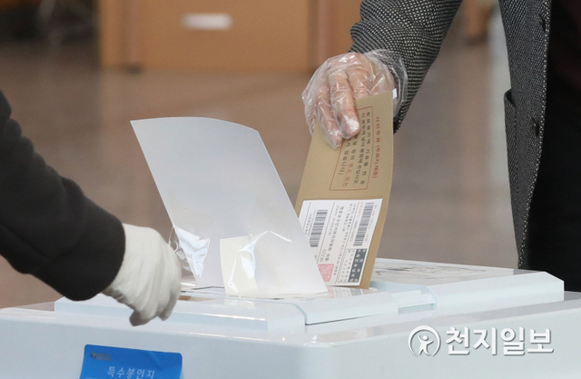 [천지일보=남승우 기자] 4.7 재·보궐선거 사전투표가 시작된 2일 오전 서울역 대합실에 마련된 남영동 사전투표소에서 한 유권자가 사전투표를 하고 있다. ⓒ천지일보 2021.4.2