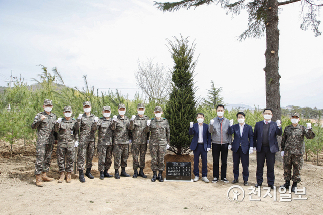 지난 1일 경북 영천시에 위치한 육군3사관학교에서 참석자들이 ‘에코트리 캠페인’ 기념 촬영을 하고 있다. (제공: KB국민은행) ⓒ천지일보 2021.4.2