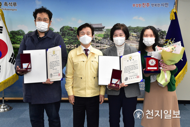 [천지일보 진주=최혜인 기자] 2일 제53주년 예비군의 날을 맞아 ‘6.25 전쟁 무공훈장 찾아주기’ 사업에 참여한 조규일 진주시장(왼쪽 두번째)이 고(故) 장대규 소령의 유족들에게 화랑무공훈장을 전수하고 있다.이날 조규일 시장은 ”이제라도 훈장을 전해드리게 돼 다행으로 생각한다. 나라를 지키기 위해 헌신하신 분들에게 예우를 다하는 것이 도리“라며 “앞으로도 국가유공자의 영예와 자긍심을 고취할 수 있도록 최선의 노력을 다하겠다”고 말했다.훈장을 대신 받은 故장대규 소령의 딸 장영혜(66)씨는 “늦게나마 훈장을 받게 돼 감사하다. 아버지께서도 하늘에서 흐뭇해하시리라 생각한다”며 기쁨을 감추지 못했다. ⓒ천지일보 2021.4.2