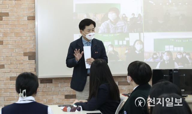 장석웅 전남교육감이 학생 평화인권 공동수업에서 인사말을 하고 있다. (제공: 전남교육청) ⓒ천지일보 2021.4.3