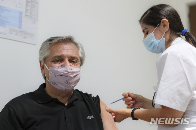 1월21일(현지시간) 알베르토 페르난데스 아르헨티나 대통령이 러시아가 개발한 코로나19 백신인 스푸트니크V를 접종받고 있다. (출처:뉴시스)