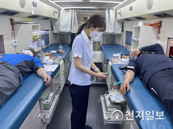 한국철도 수도권광역본부직원들이 생명나눔 헌혈행사에 참여하고 있다. (제공: 한국철도 수도권광역본부봉사단) ⓒ천지일보 2021.4.3