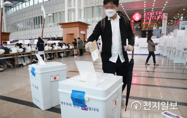 [천지일보=박준성 기자] 4.7 재보궐선거 사전투표 마지막날인 3일 오후 서울역에 설치된 남영동 사전투표소에서 시민들이 투표를 하고 있다. ⓒ천지일보 2021.4.3