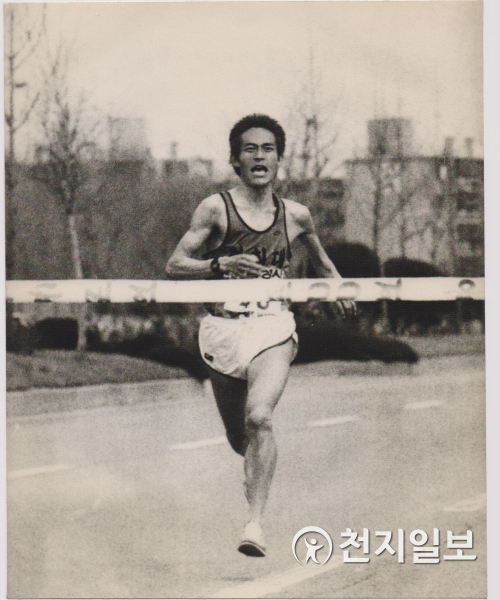 이홍열 박사가 지난 1984년 동아 마라톤 대회에서 2시간 14분 59초로 골인해 한국 신기록을 세운 당시 모습. (제공: 이홍열 박사)