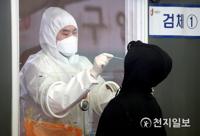 [천지일보=박준성 기자] 봄비가 내리는 20일 오후 서울역 광장에 마련된 신종 코로나바이러스 감염증(코로나19) 임시선별검사소에서 의료진이 검체를 채취하고 있다. ⓒ천지일보 2021.3.20
