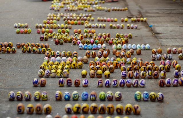 부활절 계란에 각종 반(反)군부 메시지를 적은 뒤 길 위에 펼친 모습. (출처: 연합뉴스)