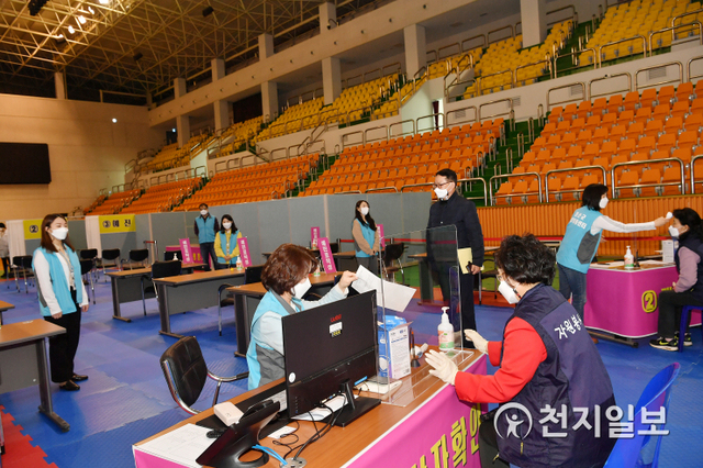 정선군이 지난 4일 정선종합경기장 내 체육관에서 관내 75세 이상 어르신을 대상으로 코로나19 예방 백신 접종을 위한 모의훈련을 하고 있다. (제공: 정선군청) ⓒ천지일보 2021.4.4