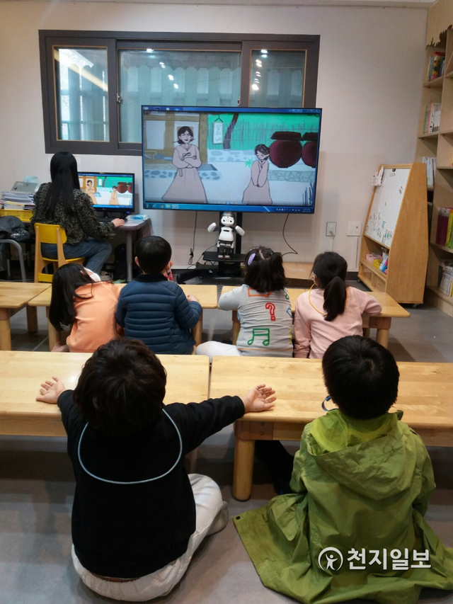 인공지능(AI) 로봇 리쿠 구연동화. (제공: 강남구) ⓒ천지일보 2021.4.5