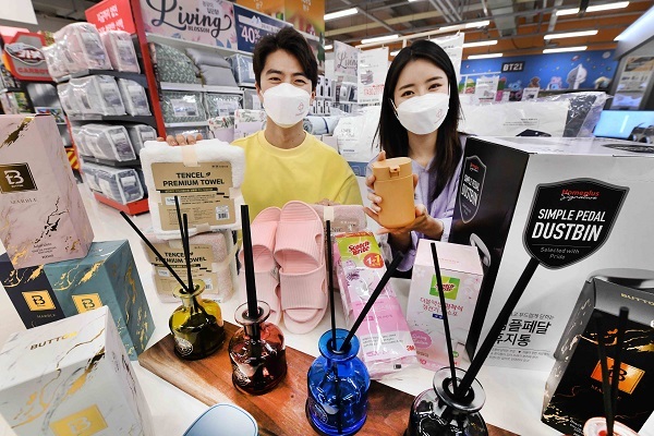 모델들이 5일 서울 등촌동 홈플러스 강서점에서 ‘리빙 블라썸’ 행사 상품을 선보이고 있다. (제공: 홈플러스)
